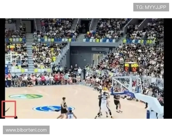 萨姆纳失误拉倒克里斯 裁判回看判违体犯规成比赛转折篮球关键时刻引发争议 萨姆纳失误拉倒克里斯 裁判回看判违体犯规成比赛转折篮球关键时刻引发争议